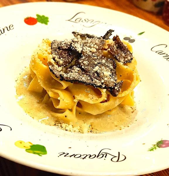 Paste cu sos de Grana Padano si Carpaccio  de trufe